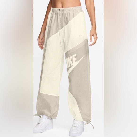 Nike Pants - Nike sportswear women’s mid-rise loose woven  windbreaker sweatpants  med.